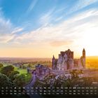 Kalender mit Tagen und Wochen. "Rock of Cashel" steht rechts. Historische Burg bei Sonnenaufgang über grüner Landschaft.