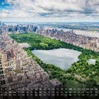 Kalenderansicht mit Texten: "Central Park" und "6". Luftaufnahme von Central Park inmitten von Wolkenkratzern.