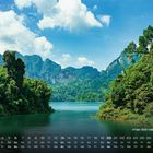 Kalender mit Datum 1-30, darunter Wochentage. Üppiger Dschungel, Berge und ein ruhiger See unter blauem Himmel.