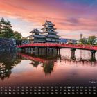 Text: "Matsumoto-Burg 6". Kalenderansicht mit Burg, roter Brücke, Wasser und lebhaftem Abendhimmel.
