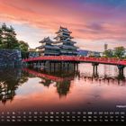 Kalender zeigt Monat Juni. Titel "Matsumoto-Burg". Bild zeigt eine japanische Burg mit roter Brücke bei Sonnenuntergang.
