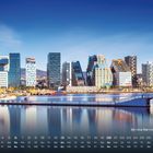 "Bjørvika Barcode in Oslo", darunter ein Kalender mit Zahlen für den Monat. Im Hintergrund moderne Gebäude am Wasser.