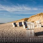 Strandkörbe am Sandstrand vor Dünen unter blauem Himmel, Text: "Strand Hörnum, Sylt" und Kalenderdaten darunter.