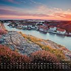 Text: "Kyrkesund, Insel Tjörn". Landschaft mit Felsen, bunten Häusern, Wasser und Sonnenuntergang.