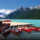 Text: "Lake Louise, Banff Nationalpark" und Kalenderdaten. 
Im Vordergrund Kanus an einem Dock vor einem türkisfarbenen See und schneebedeckten Bergen.