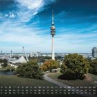 Text unten: Tage eines Kalenders, darunter Wochentage. Links Gebäudestruktur, rechts hoher Turm, freie Flächen, Himmel.