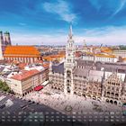 „Marienplatz“ steht unten rechts. Ein Kalendarium ist unten am Bild. Es zeigt einen Stadtplatz mit historischen Gebäuden.