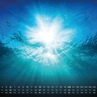 Kalender mit Tagen und Wochentagen unten, Monatszahl 6 rechts. Blick unter Wasser, Sonnenstrahlen leuchten ins Meer.