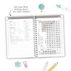 Auf einem Notizbuch steht: "Auf einen Blick: Wichtige Basics aus vielen Fächern!" Daneben sind Zeichnungen von Globus, Papierflieger.