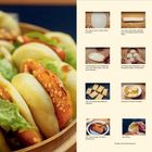 Links Bao-Buns mit Tofu und Salat, rechts Fotos mit Rezepttexten: Teig ausrollen, formen, dämpfen. Tempeh anbraten und servieren.