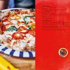 "Margherita Extra Extra" und Zubereitungshinweise. Links: Pizza auf gestreiftem Teller, gelber Flaschenöffner vorne.