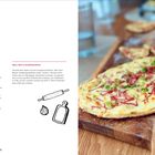 Texte: Varianten von Flammkuchen, Anleitungen zur Aufbewahrung. Illustrationen: Nudelholz, Zwiebel, Schneidebrett. 

Flammkuchen mit Schinken und Frühlingszwiebeln auf Holzbrett.