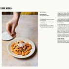 Titel: Rigatoni mit "Sauce ohne Wodka". Rezeptdetails und Anweisungen für eine Nudelsoße ohne Wodka. Bild einer Hand, die Käse auf Pasta streut.