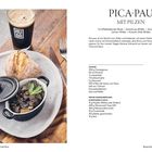 "PICA-PAU MIT PILZEN" steht oben. Links ist ein Teller mit Brot, einem kleinen Topf mit Pilzen und einem Glas dunkles Bier.