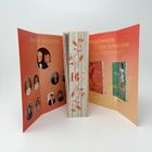 "FAMILIE BOUTTIER" und "WILLKOMMEN IN DER FUNKELNDEN PARISER MODEWELT" mit abgebildeten Büchern und Porträts auf rotem Hintergrund.