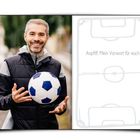 Anpfiff: Mein Vorwort für euch. Ein Mann mit grauem Haar hält einen Fußball und lächelt.
