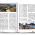 Links: "Bequemer Abstieg vom alten Leuchtturm". Rechts: "Stimmungsvolle Badebucht Cala Moresca". Seiten 54-55.