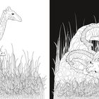 Links Giraffen im Gras, rechts schlafen Giraffen eingerollt. Gras füllt den Vordergrund. Das Bild ist eine Illustration.