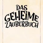 "Das geheime Zauberbuch" in großer, magisch gestalteter Schrift. Unten steht "whitestar kids". Verziert mit Ornamenten.