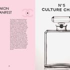 Texte links: "EIN FLAKON ALS MANIFEST". Rechts: "N°5 CULTURE CHANEL". Flakon für Parfüm, schlicht und elegant.