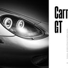 Text: „Carrera GT“. Ein Scheinwerfer von einem sportlichen Auto, der Carrera GT, schwarz-weiß dargestellt. Links Text.