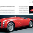 "125 S" groß, "1947" schwach im Hintergrund. Text über Enstehung des Ferrari 125 S. Unten roter, klassischer Sportwagen.