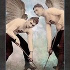 "WETTBEWERB" unten. Zwei Männer mit Flügeln halten Stöcke, in einer traumhaften Szene mit Sternen.