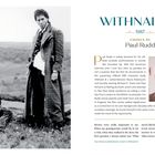WITHNAIL & I, 1987. Chosen by Paul Rudd. Schwarzweißfoto von zwei Männern in einem Feld. Foto von Paul Rudd rechts.