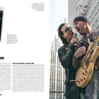 Links oben ein Backstage-Pass: "U2//VERTIGO//2005 SYDNEY 1 205 HOSPITALITY."  
Links ein Text: "A SENTIMENTAL BOMB."  
Rechts ein Sänger mit Mikrofon und ein Gitarrist auf einer Bühne vor Wolkenkratzern.