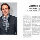 Alexandre Desplat. A Frenchman in Hollywood. Links ein Mann in dunklem Sakko mit gemustertem Schal.