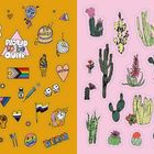 Links: Bunte Sticker mit Sprüchen wie "Proud to be queer". Rechts: Verschiedene Zeichnungen von Kakteen auf rosa Hintergrund.