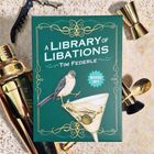 „A Library of Libations“ von Tim Federle. Ein Buch mit Vogel und Martiniglas auf grünem Hintergrund, umgeben von Barzubehör.