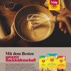 Mit dem Besten unserer Backleidenschaft. Drei glutenfreie Mehlmischungen von Schär vor Schüssel mit Rührbesen.