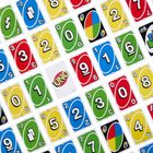 UNO-Karten in verschiedenen Farben und Zahlen wie 0-9. Ein zentrales Logo mit "UNO" Schriftzug.
