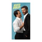 "Heated Rivalry" steht oben. Zwei Männer stehen nah beieinander; einer trägt ein Hemd, der andere Anzug.