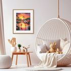 Eine Illustration mit zwei Flamingos bei Sonnenuntergang an einem See. Rechts ein gemütlicher Hängesessel mit zwei Spielzeugtieren.