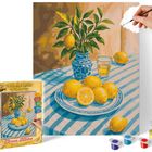 "Malen nach Zahlen", "Zitronen-Stillleben". Eine Hand malt eine Szene mit Zitronen auf einem Tisch, daneben Farben und Pinsel.