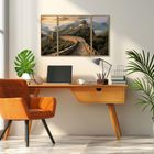 Dreiteiliges Wandbild einer großen Mauer, darunter ein moderner Schreibtisch mit Lampe, Stuhl und Pflanzen.