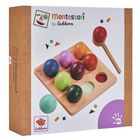 „Montessori by Eichhorn“ auf einem Karton. Bunte Kugeln auf einem Holzbrett mit einem Hammer. Ab 2 Jahren.