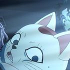 Zwei Personen mit überraschten Gesichtsausdrücken neben einer großen weißen Katzenfigur mit rosa Ohren in beleuchteter Szene.