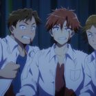 Vier besorgte Anime-Charaktere mit ängstlichen Gesichtern vor dunkelblauem Hintergrund.