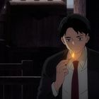 Ein Mann in einem Anzug hält ein brennendes Streichholz, in einem dunklen, hölzernen Raum sitzend.