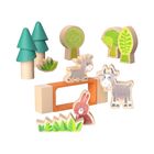 Eine Illustration von Holzfiguren: Ziegen, ein brauner Hase und bunte Bäume mit grünen Blättern.