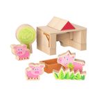 Holzspielzeug-Set mit rosa Schweinchen, einem Baum und einer Scheune, alles in freundlichen Farben gestaltet.
