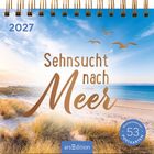 "2027 Sehnsucht nach Meer" Wochenkalender. Sand, Meer und Möwen unter blauem Himmel mit wogendem Gras im Vordergrund.