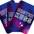 Text "ERSTER KUSS" auf lila-blauem Hintergrund mit Sternen. Drei Karten überlappen sich teils.