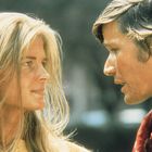 Ein Mann und eine Frau stehen sich nah gegenüber und schauen sich intensiv an. Sie wirken in ein Gespräch vertieft.