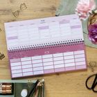 Kalender für Mai und Juni mit Notizen wie "Christi Himmelfahrt" und "Fronleichnam". Auf einem Tisch mit Büroartikeln.