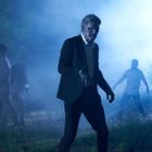 Es sind keine Texte vorhanden. Vier Zombies gehen durch einen nebligen Wald, eine trägt einen Anzug.