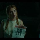 "Missing Juliana" steht groß auf einem Flyer. Eine Frau mit geflochtenem Haar hält ihn, im Freien bei Nacht.